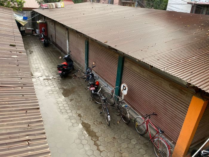 5 Shutter on rent 12*20 each at center Kupondoel