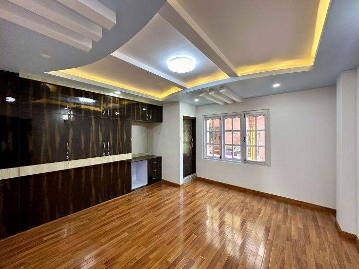 Triplex house on sale at Kadaghari