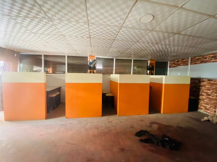 5 Shutter on rent 12*20 each at center Kupondoel