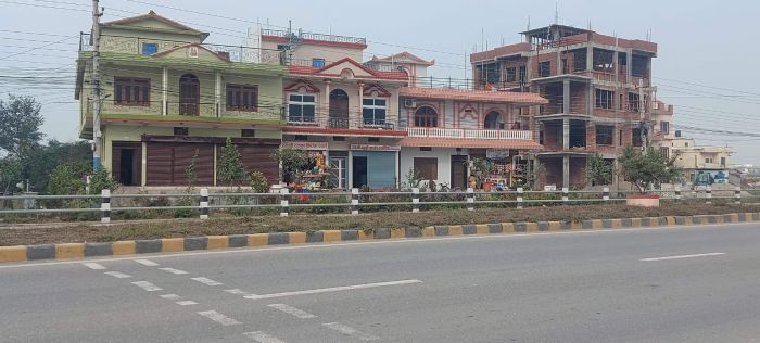 A 2.5 story 2 way entrance house at Manigram main highway for sell
