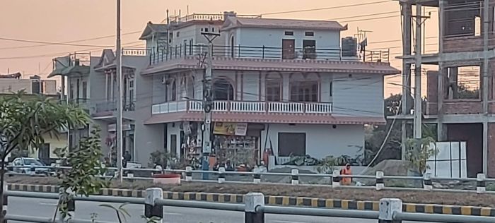 A 2.5 story 2 way entrance house at Manigram main highway for sell