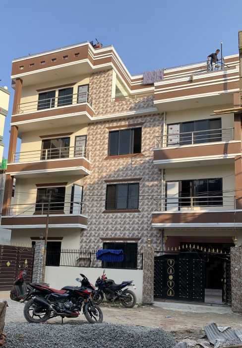 4.5 Aanama baneko 3.5 talla Ghar Goldhunga LolangPhant on Rs 2.9 Crore