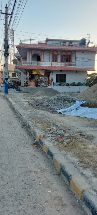 A 2.5 story 2 way entrance house at Manigram main highway for sell