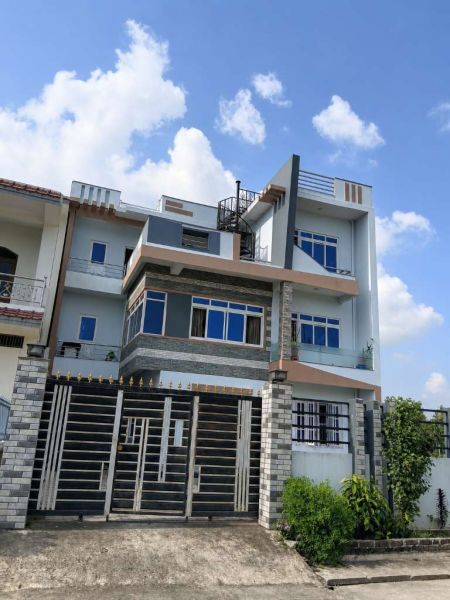 Well-Maintained 3-Storey House with land and big backyard  – Ready to Move In